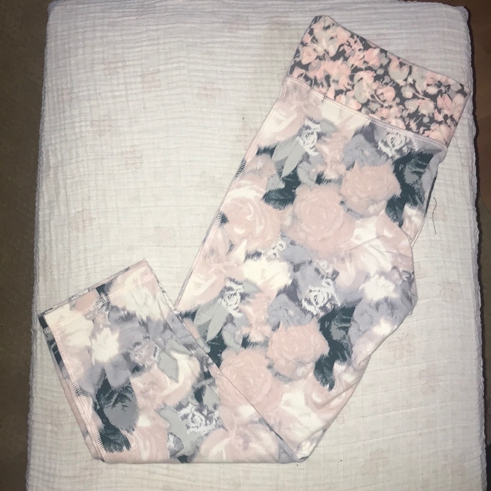 🤍Victoria Secret floral crop leggings Medium